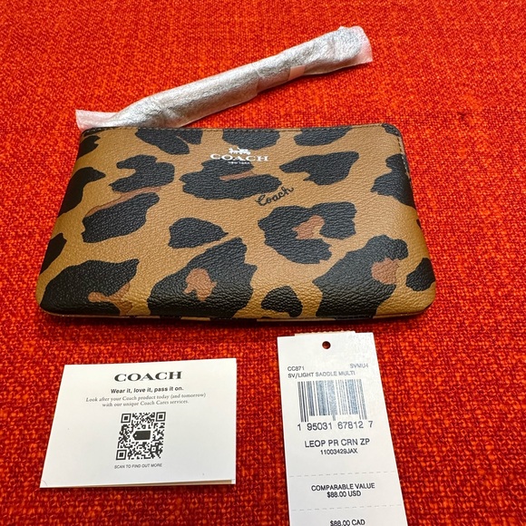 ❤️❤️New coach wristlet/wallet with leopard print❤️ - Picture 11 of 15